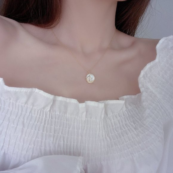 NEW 14K Gold Plated Shell Diamond Unicorn Horse Round Pendant Necklace - Picture 2 of 8